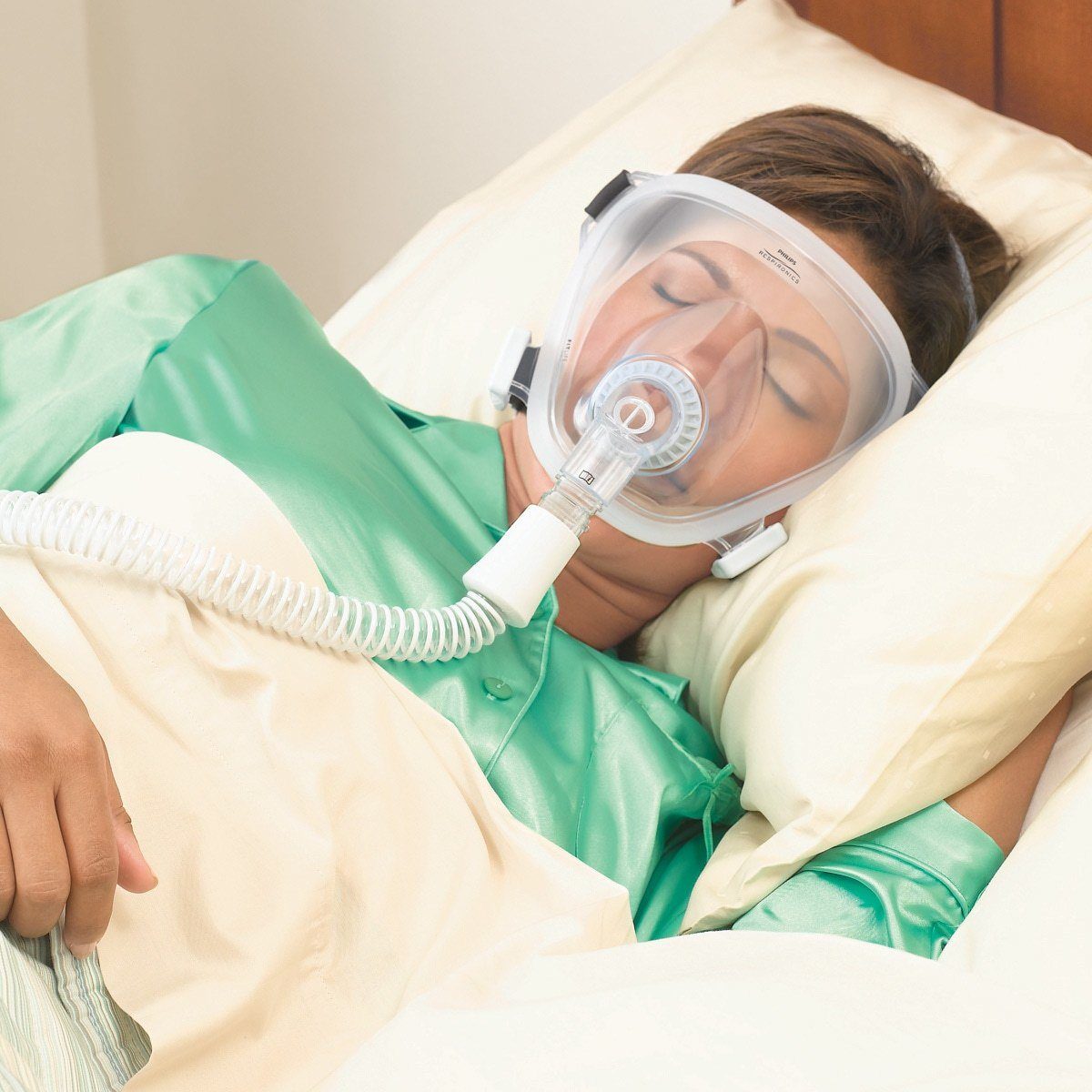 fitlife-total-face-cpap-bipap-mask-respironics-in-bed.jpg